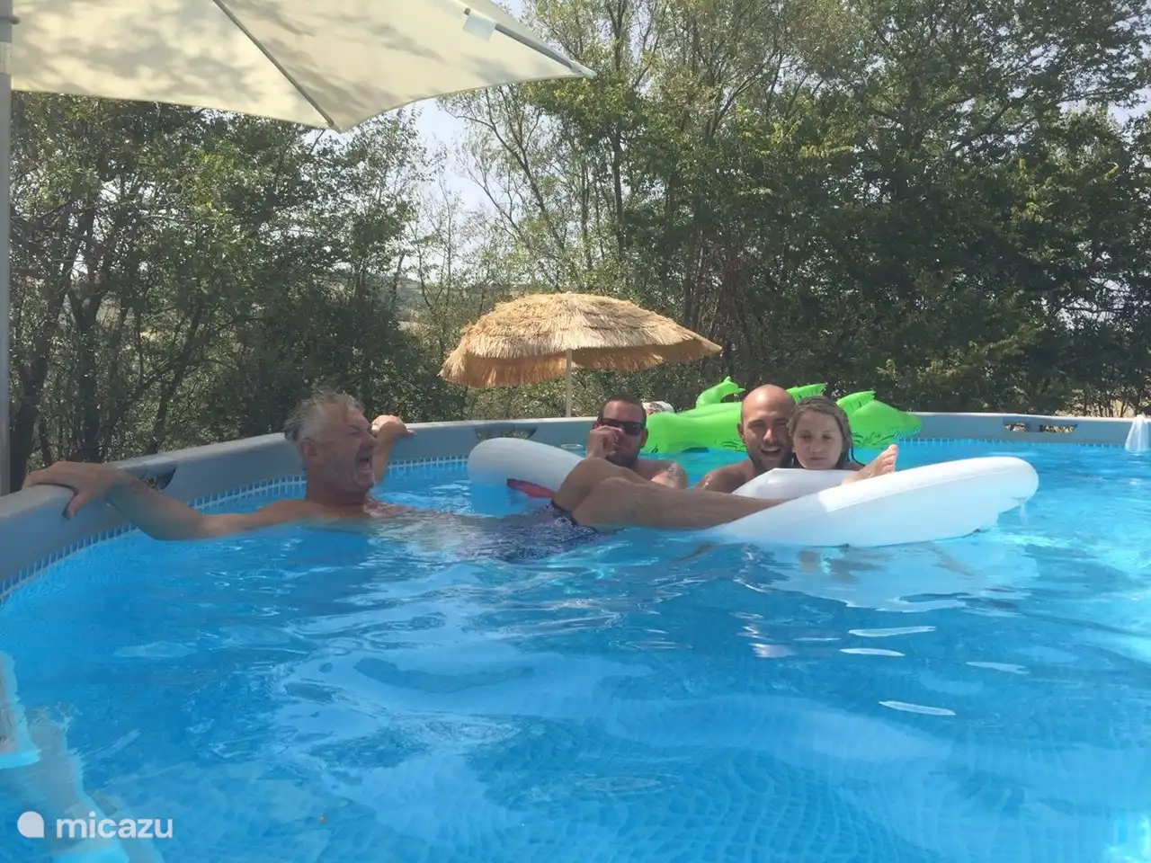 Viel Spaß immer im Pool mit vielen Luftmatratzen zum Entspannen