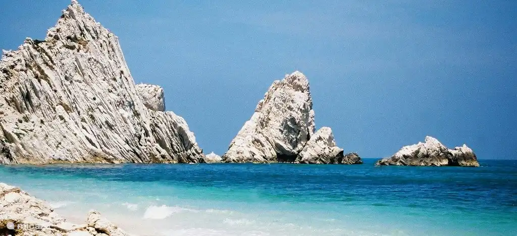 Spektakuläre Felsformationen in der Adria