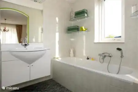 Vakantiehuis Nederland, Zuid-Holland, Hellevoetsluis bungalow Wiels Huis badkamer begane grond