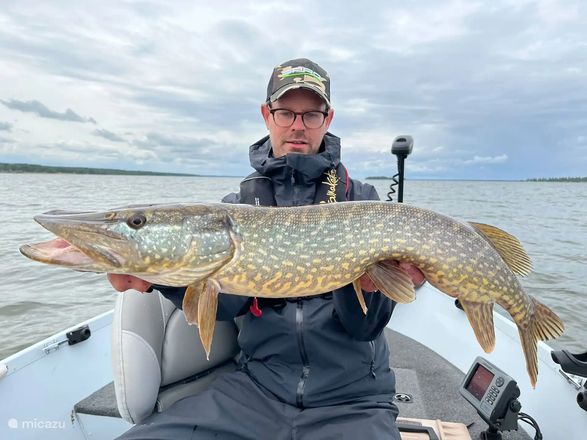 Voor de visser is er genoeg keus om echte grote vissen te vangen in de grote meren in de regio, deze snoek is op het Vänern meer gevangen vanaf hun boot.