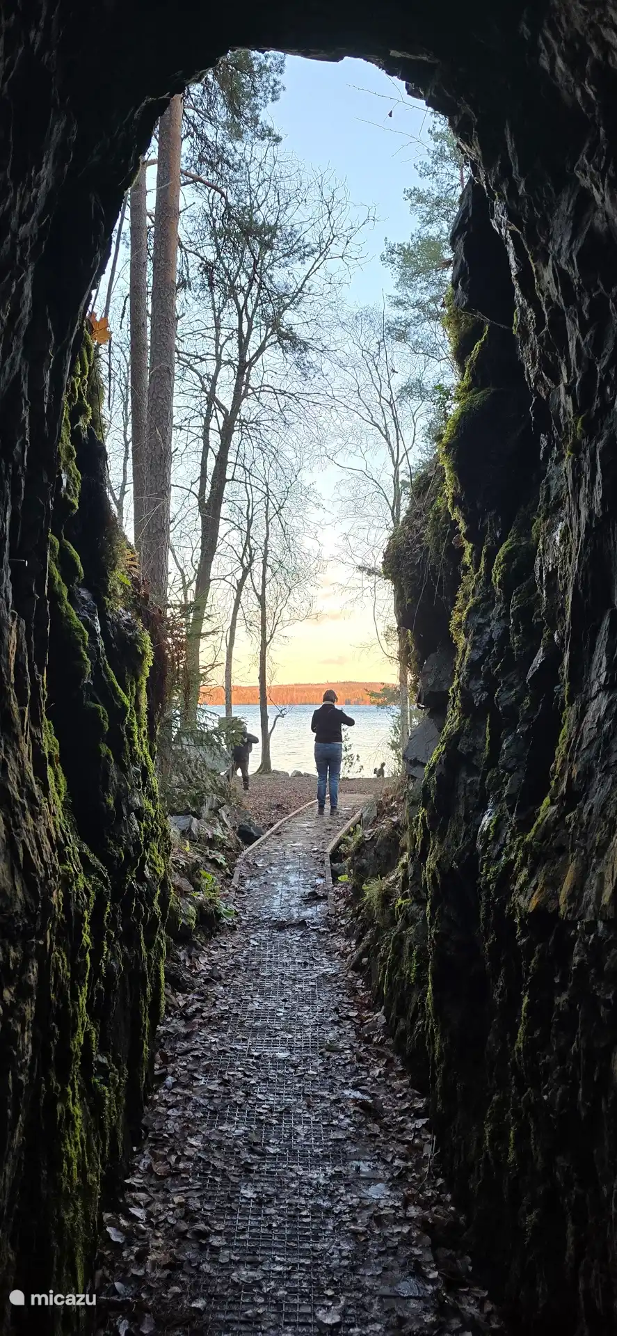 Vanuit de doorgang van de ijzermijn met een blik op het meer