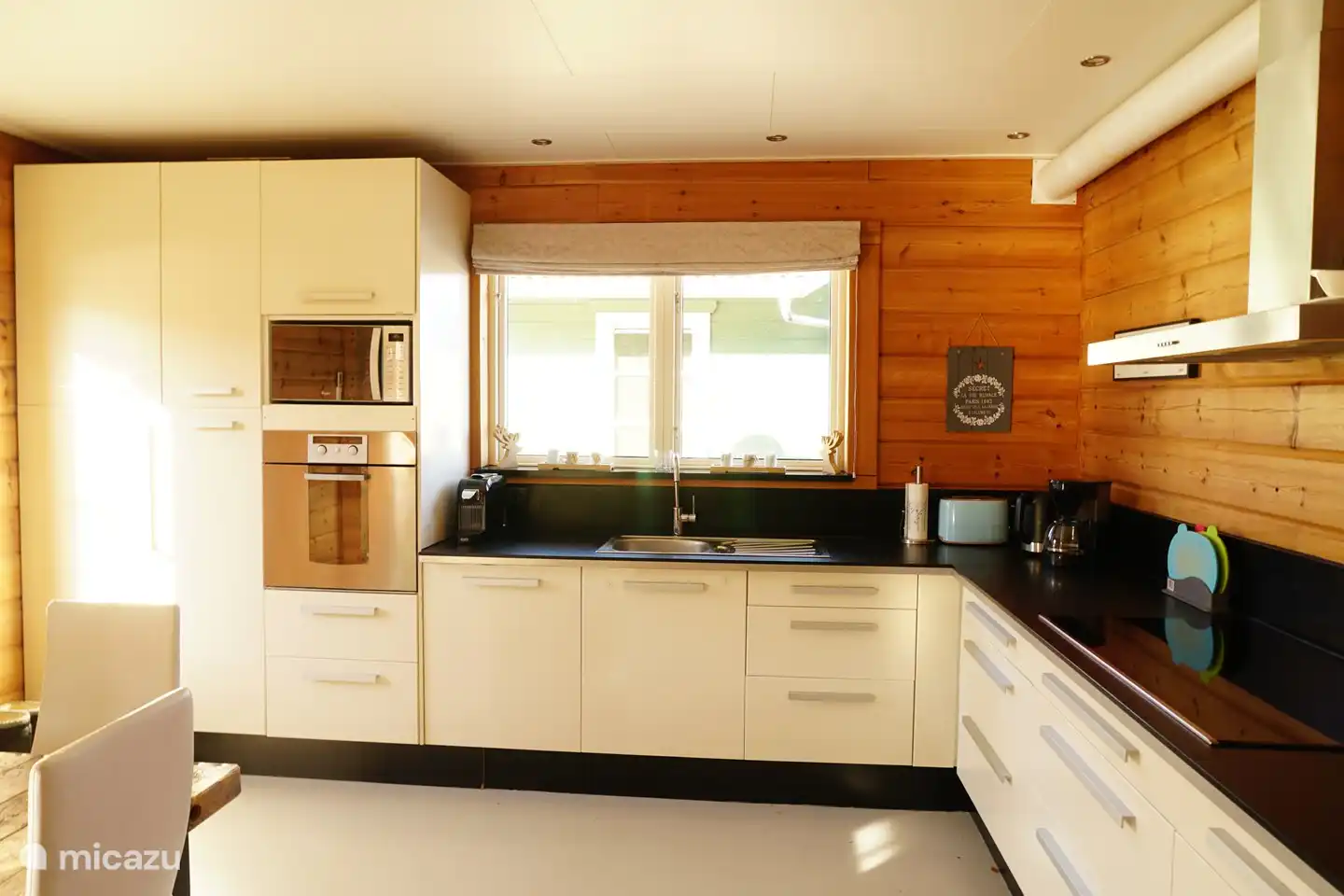 Die luxuriöse Küche mit 5-Flammen-Induktionskochfeld, Geschirrspüler, Backofen, Mikrowelle, Kühlschrank mit Gefrierfach.