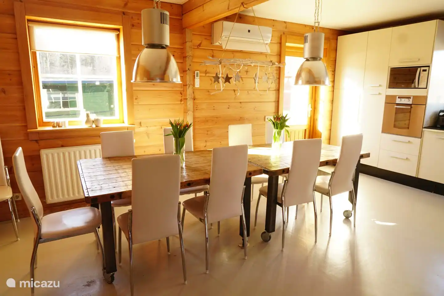 12 gemütliche Sitzplätze an den 2 teilbaren Tischen. Es sind auch 2 Hochstühle vorhanden.