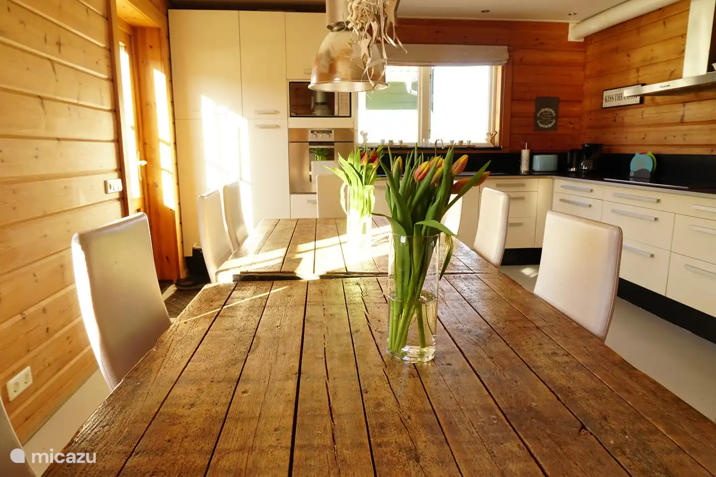 Feine Wohnküche für langes Essen, es gibt Gourmet-Sets für 12 Personen. Es stehen 2 Hochstühle zur Verfügung.