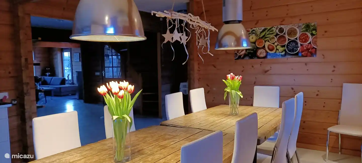 Von der geräumigen Küche gibt es auch Kontakt zum Wohnzimmer