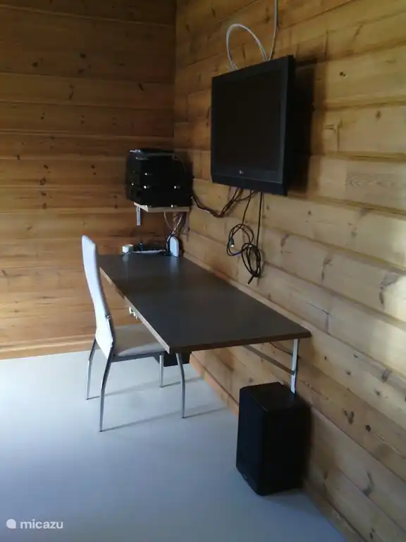 Fernsehzimmer mit Doppelschlafcouch. Niederländische, deutsche und englische Kanäle.