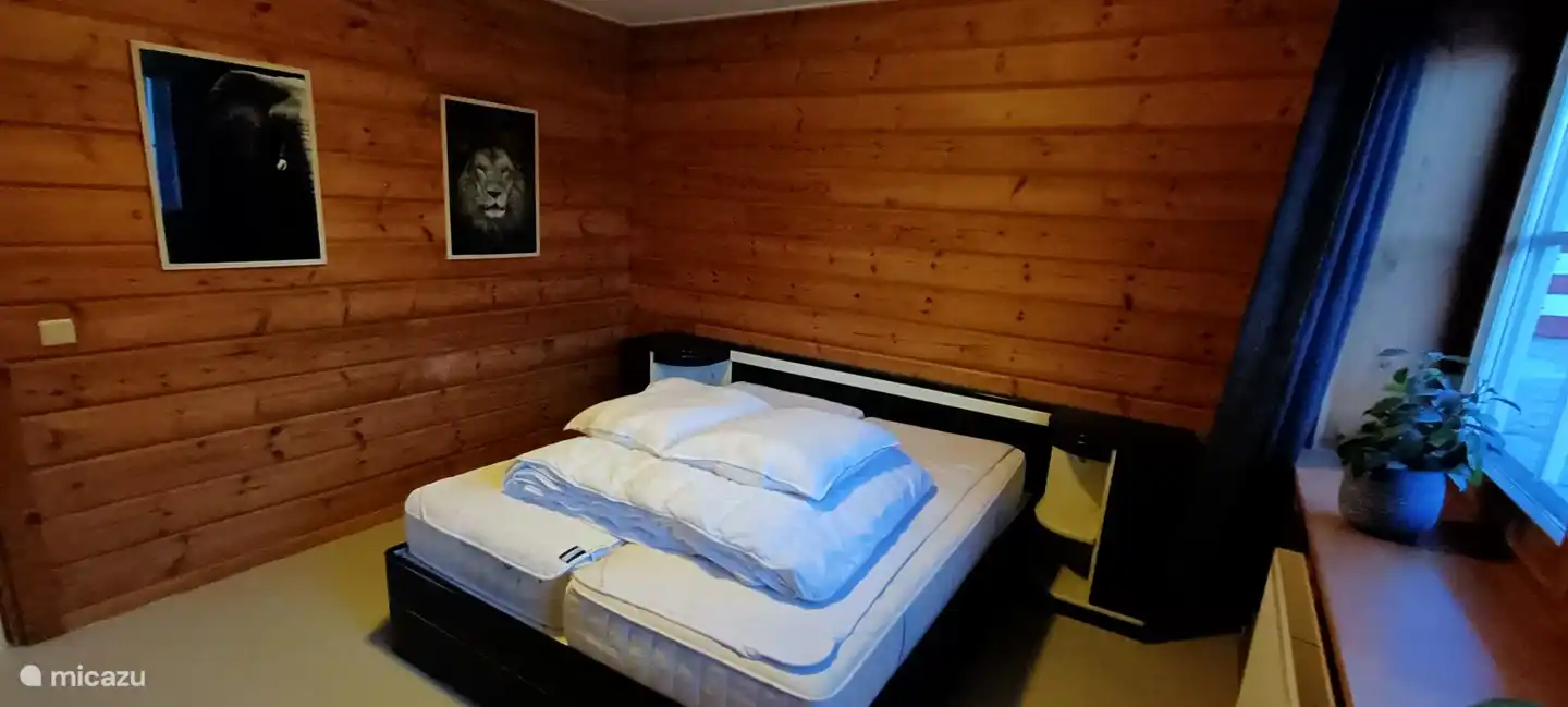 Großes Schlafzimmer im Erdgeschoss mit einem Doppelbett, 160x200. Mit direktem Zugang zum Badezimmer.