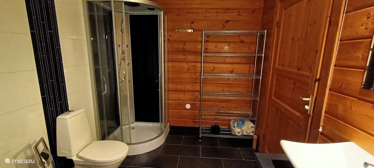 Auch im Badezimmer ist eine Duschkabine und eine Toilette