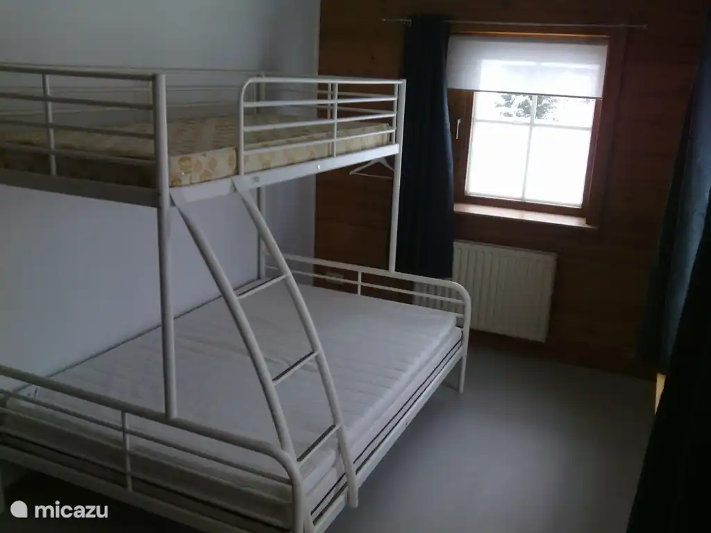 Zimmer im Erdgeschoss mit 3-Personen-Etagenbett, 140x200-80x200.
