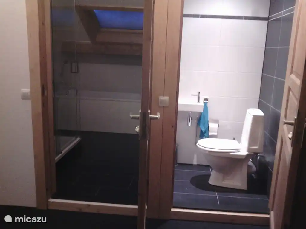 Im Obergeschoss, separates WC angrenzenden Badezimmer.