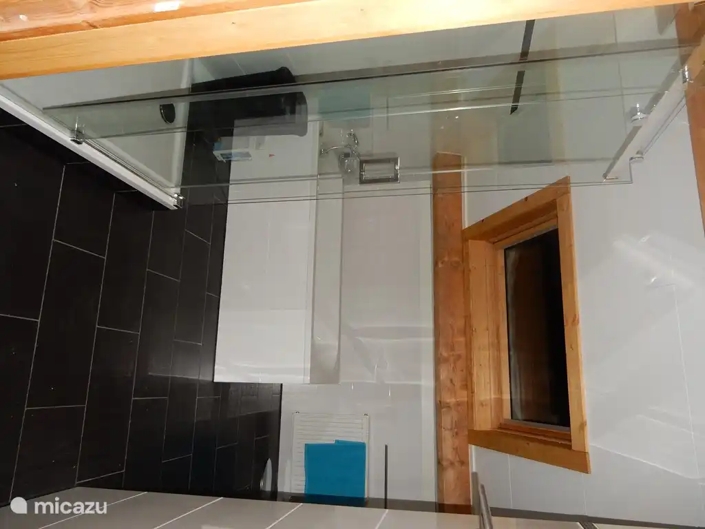 Im Obergeschoss Bad mit Doppel-Dusche, großen Bad und zwei Waschbecken.