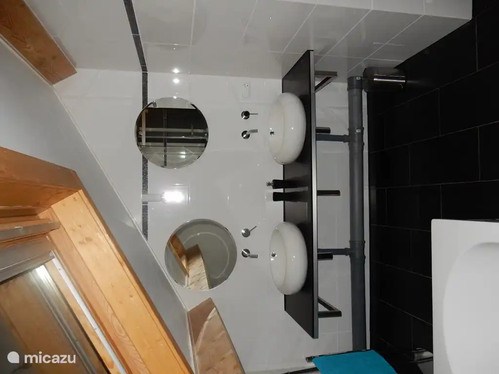 Zwei Waschbecken und Haartrockner.