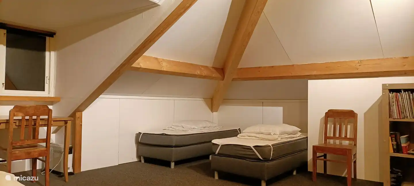 Das gelbe Zimmer mit 2 Zustellbetten.