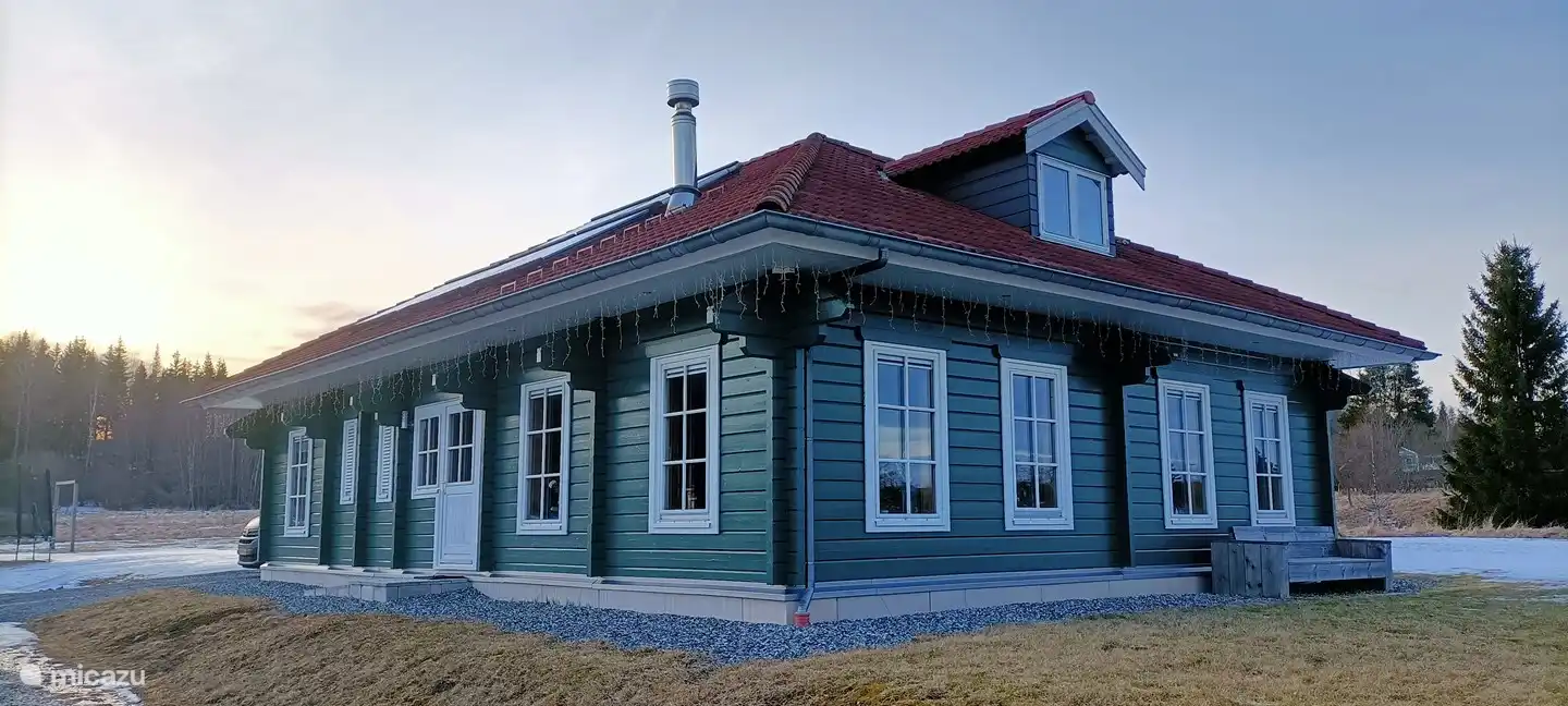 Unser Haus ist ein robustes Holzhaus aus dicken Balken, das neben einer warmen, atmosphärischen Ausstrahlung auch gemütlich ist.