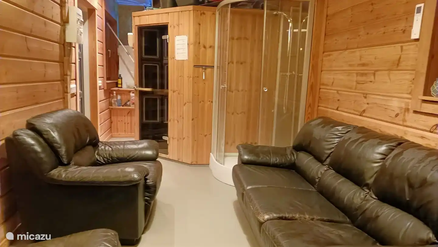 Wellness mit Sitzecke, Dusche und Sauna