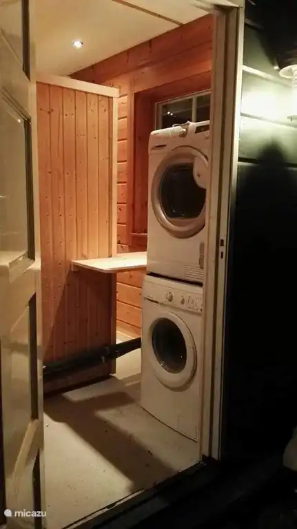 Waschmaschine und Trockner befinden sich ebenfalls im hinteren Teil der Kabine.