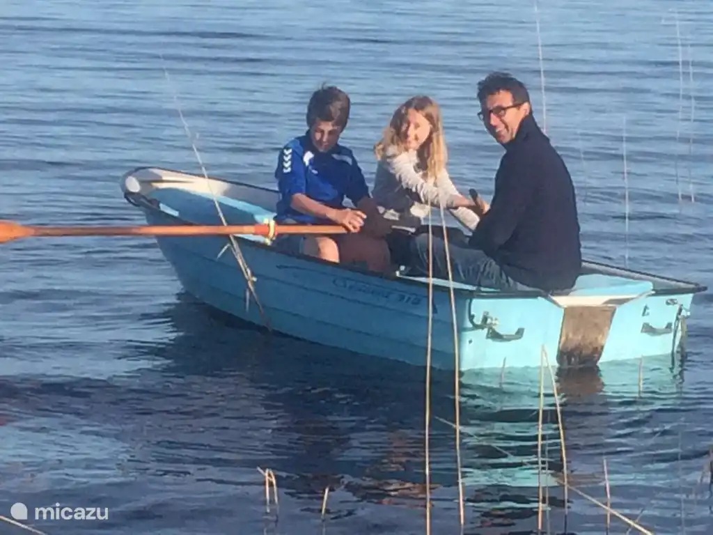 Genießen Sie mit den Kindern das Rudern auf dem See. Unser Boot steht jedem Gast kostenlos zur Verfügung.