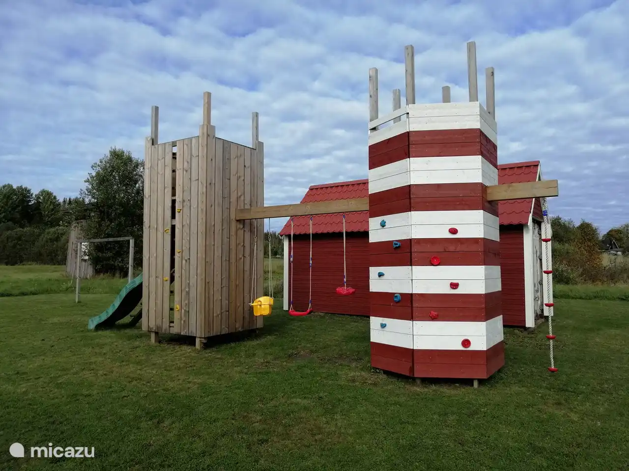 Die Türme können bestiegen werden und für die Kleinen gibt es Schaukeln und eine Rutsche