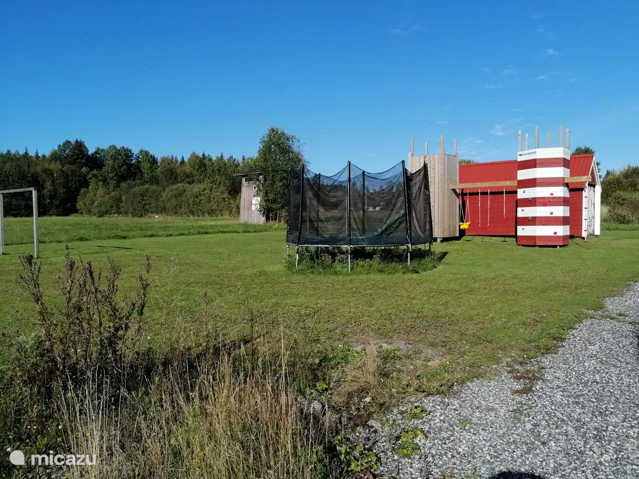 Wir haben einen Fußballplatz mit Trampolin und Spieltürmen