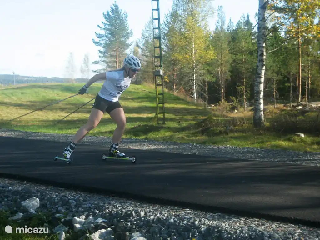 Im Langlaufgebiet Kalhyttan gibt es vor dem Sommer 2 asphaltierte Loipen für das Training mit Rollskiern.