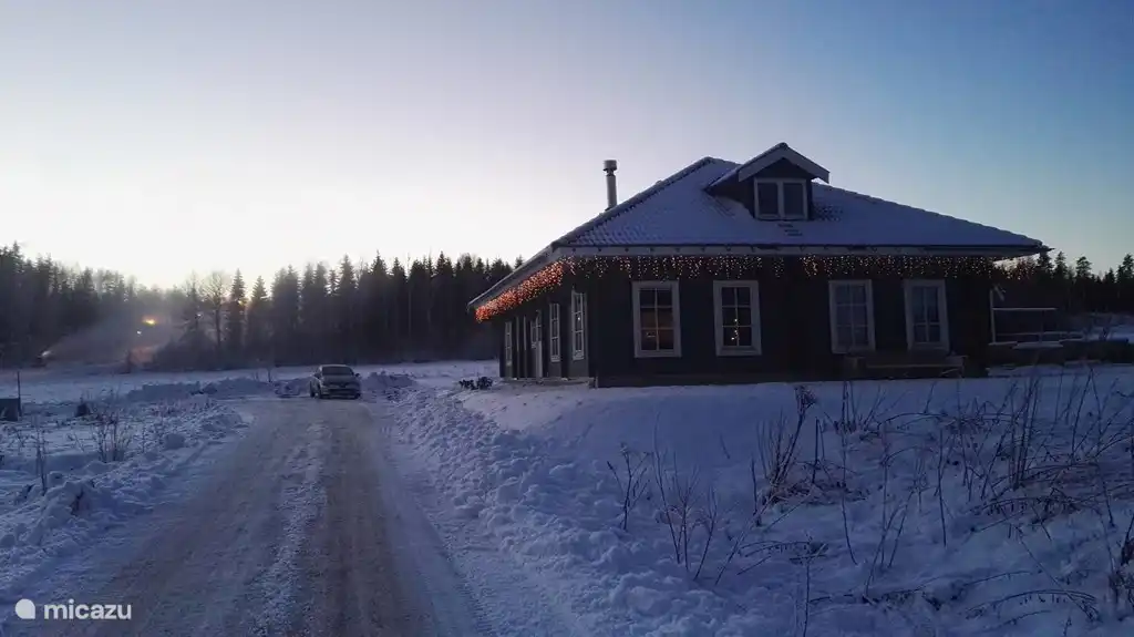 Vom See bis zu den Hügeln, in denen sich das Langlaufgebiet Kalhyttan befindet