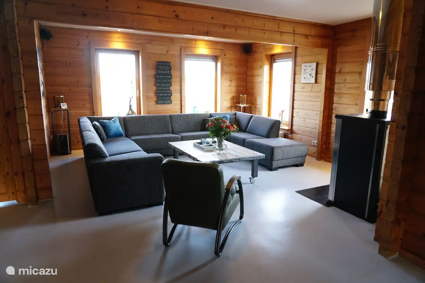 Geräumiges Sofa am Kamin, wo jeder Platz für einen schönen Abend mit einem Glas Wein und einem guten Gespräch hat.