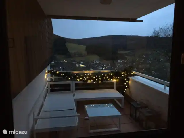 appartement huren in Duitsland, Sauerland, Niedersfeld - Winterberg – Luxe app. met sauna, Heerlykhuys A Het balkon met loungeset
