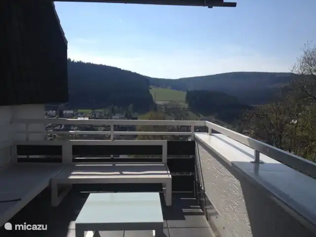 appartement huren in Duitsland, Sauerland, Niedersfeld - Winterberg – Luxe app. met sauna, Heerlykhuys A Het balkon heeft een prachtig uitzicht over het dal. Op het balkon bevindt zich een lounge set.