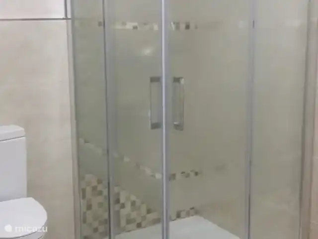 villa huren in Spanje, Costa de la Luz, El Rompido – Casa Cristobal badkamer met wastafel/douche/wc/bidet