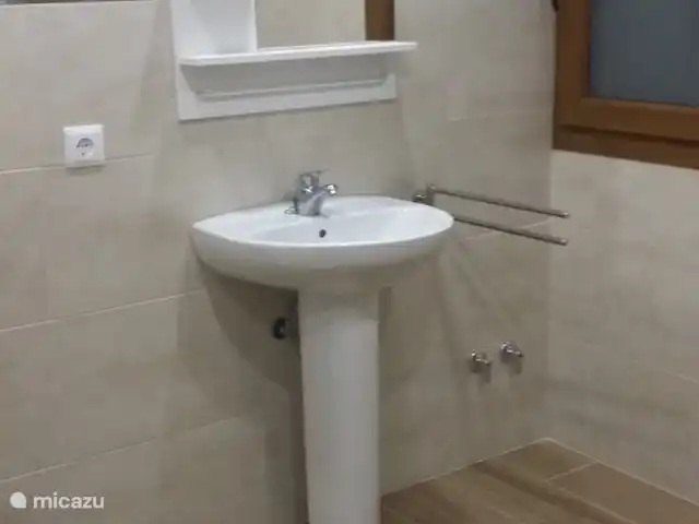 villa huren in Spanje, Costa de la Luz, El Rompido – Casa Cristobal wastafel in badkamer