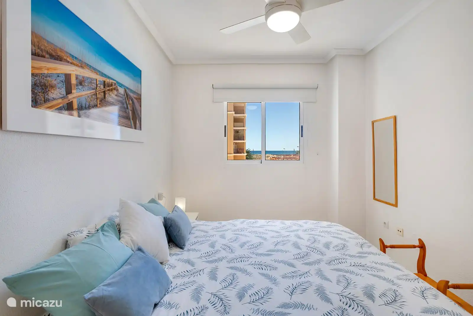 Here too, a view of the communal swimming pool and the sea.