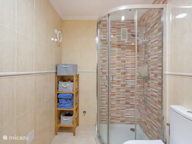 La Mata Viñamar 7 vista frontal al mar en España, Costa Blanca, La Mata - apartamento Un baño extremadamente funcional con plato de ducha.