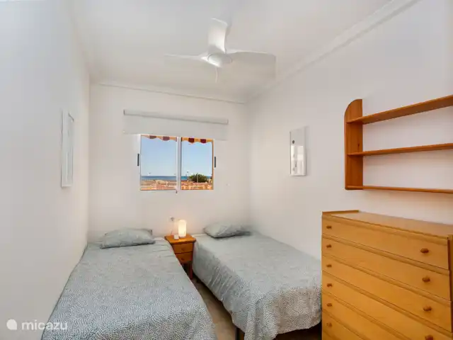 La Mata Viñamar 7 vista frontal al mar en España, Costa Blanca, La Mata - apartamento El segundo dormitorio. También aquí cuelga un ventilador del techo.