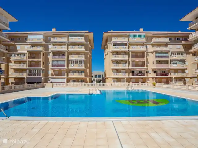 La Mata Viñamar 7 vista frontal al mar en España, Costa Blanca, La Mata - apartamento Una foto desde la piscina hasta el apartamento.