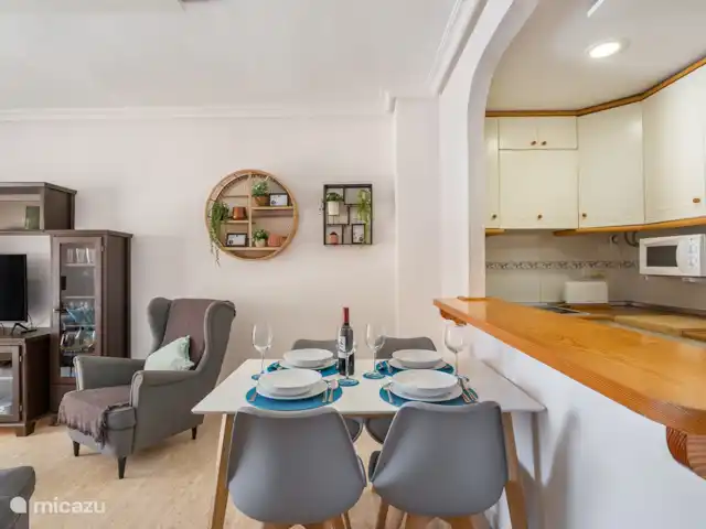 La Mata Viñamar 7 vista frontal al mar en España, Costa Blanca, La Mata - apartamento Acogedora mesa para cuatro.