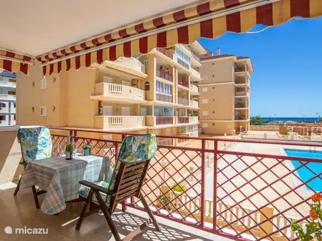 La Mata Viñamar 7 vista frontal al mar en España, Costa Blanca, La Mata - apartamento La mesa del patio se puede abrir más y hay dos sillas adicionales.