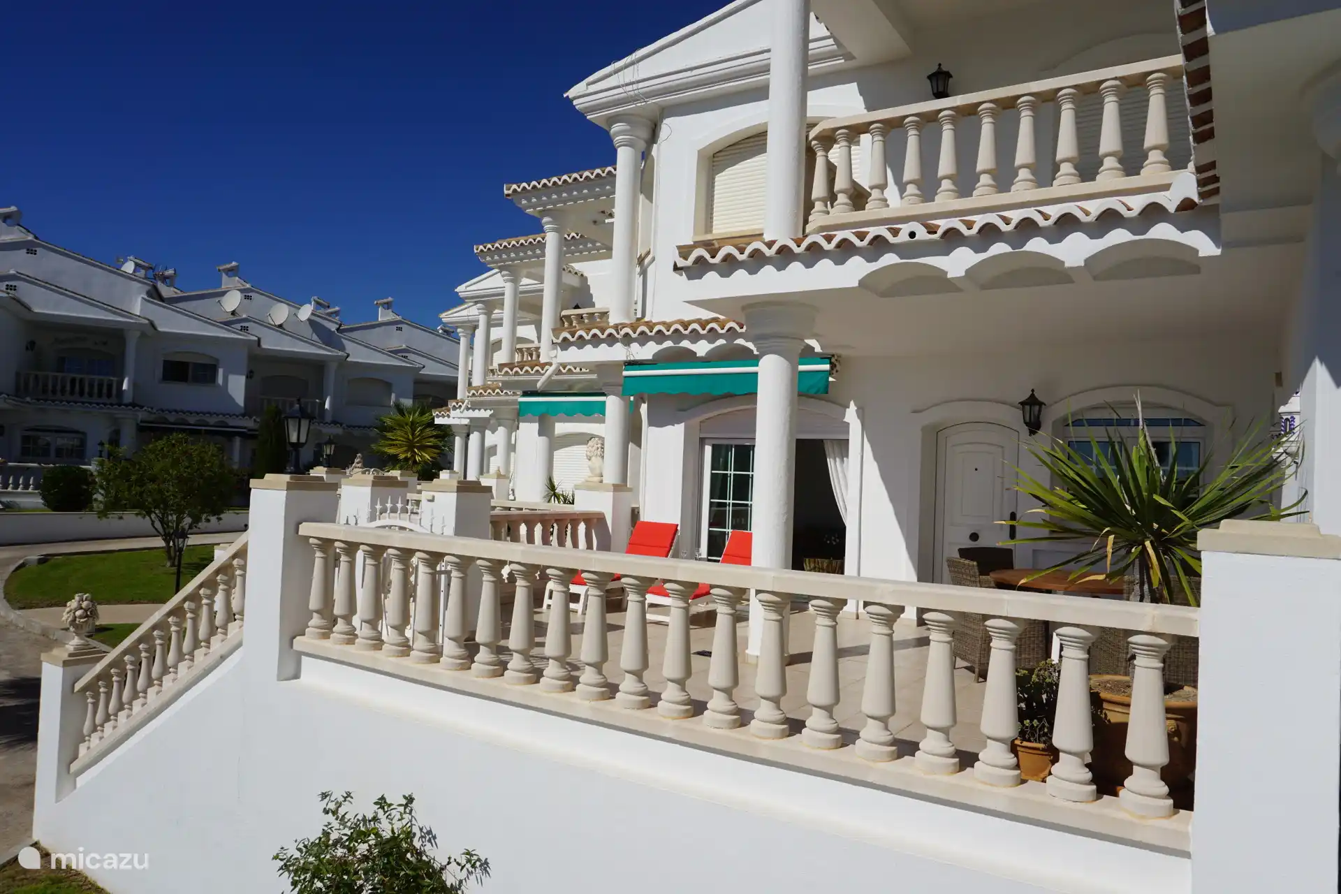 La espaciosa terraza orientada al suroeste.