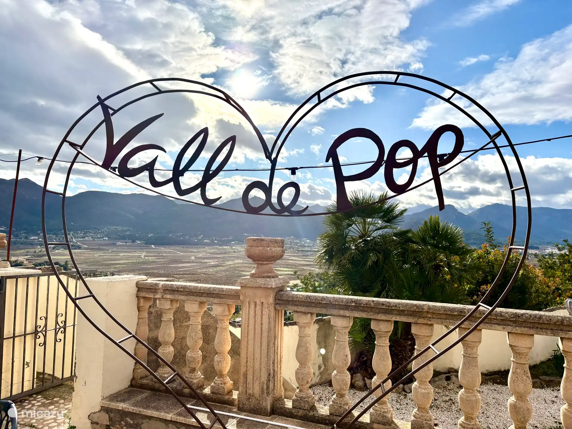 Leuk restaurant in mooie omgeving : Vall de Pop bij Lliber . 
Uitzicht op de wijngaarden . 