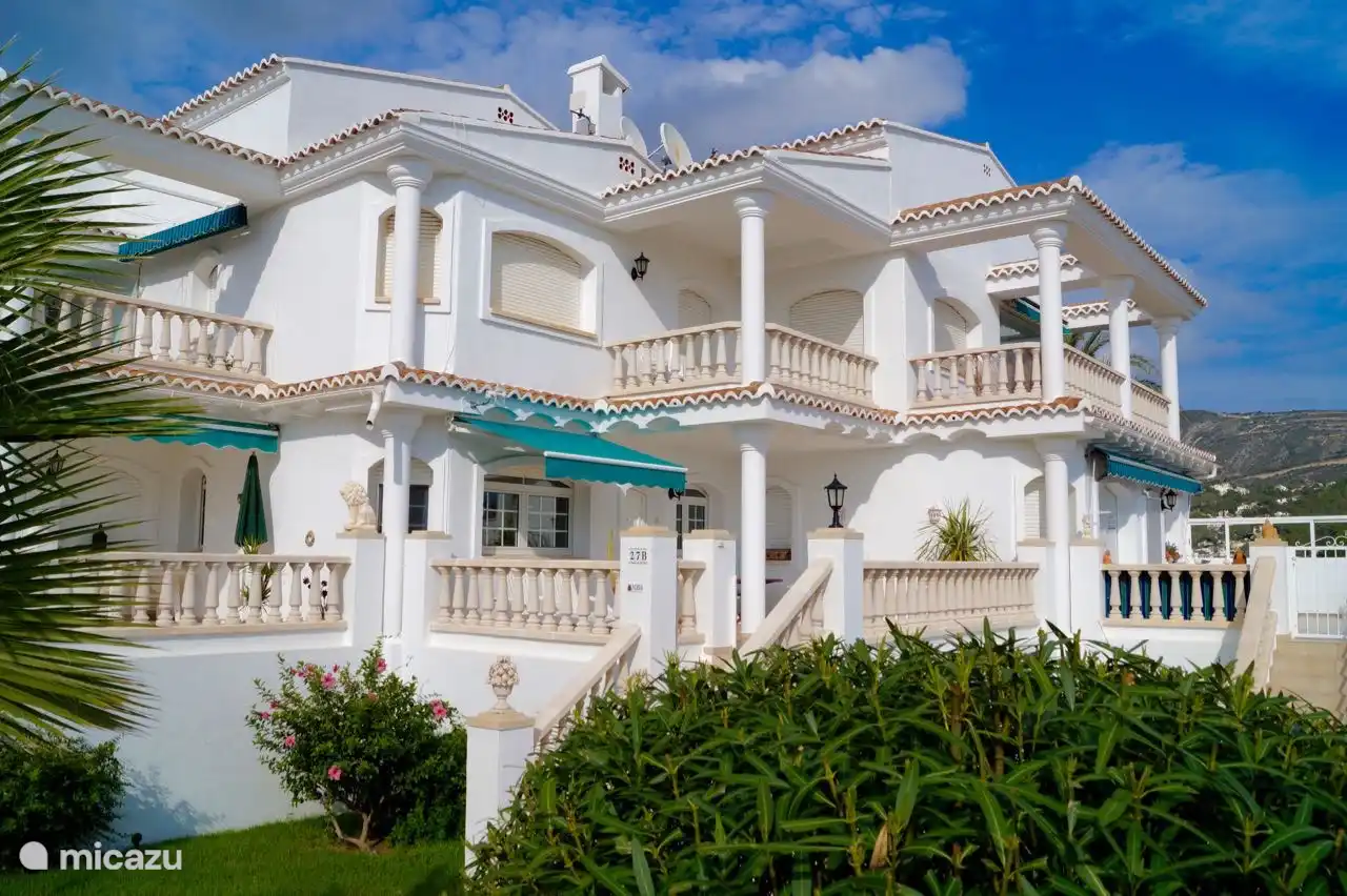 Begane grond met overdekt deel . Ruim terras , zeezicht in de verte en goed op de zon gelegen . 

