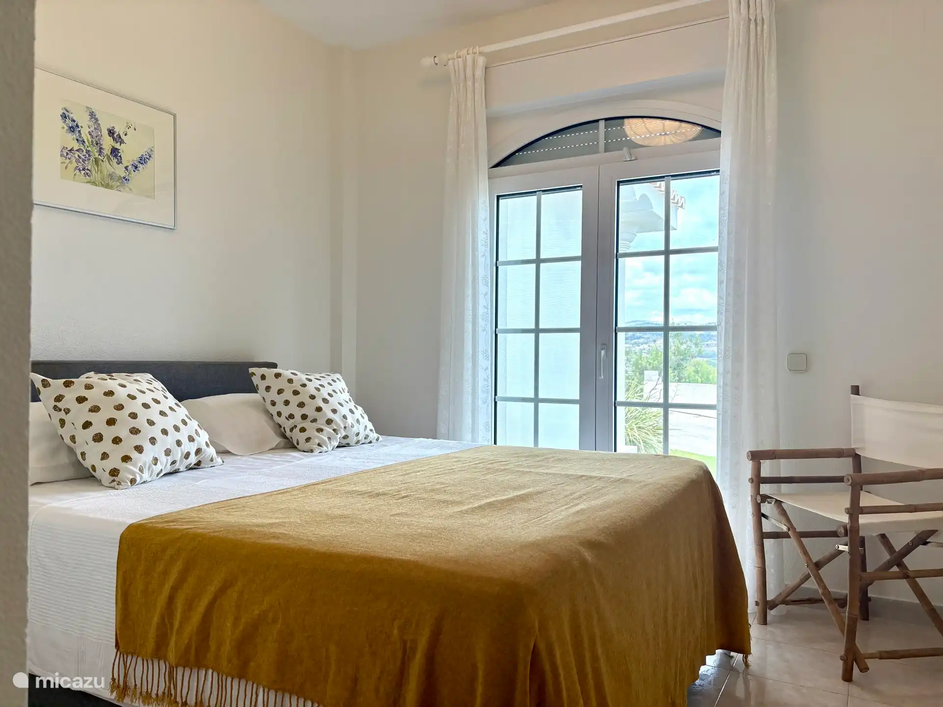 Chambre principale avec salle de bain attenante et placards. Climatisation et sommier tapissier. Vue sur le Montgo 