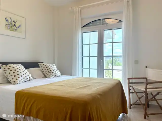 Casa Luz | Espagne, Costa Blanca, Moraira - appartement Chambre principale avec salle de bain attenante et placards. Climatisation et sommier tapissier. Vue sur le Montgo