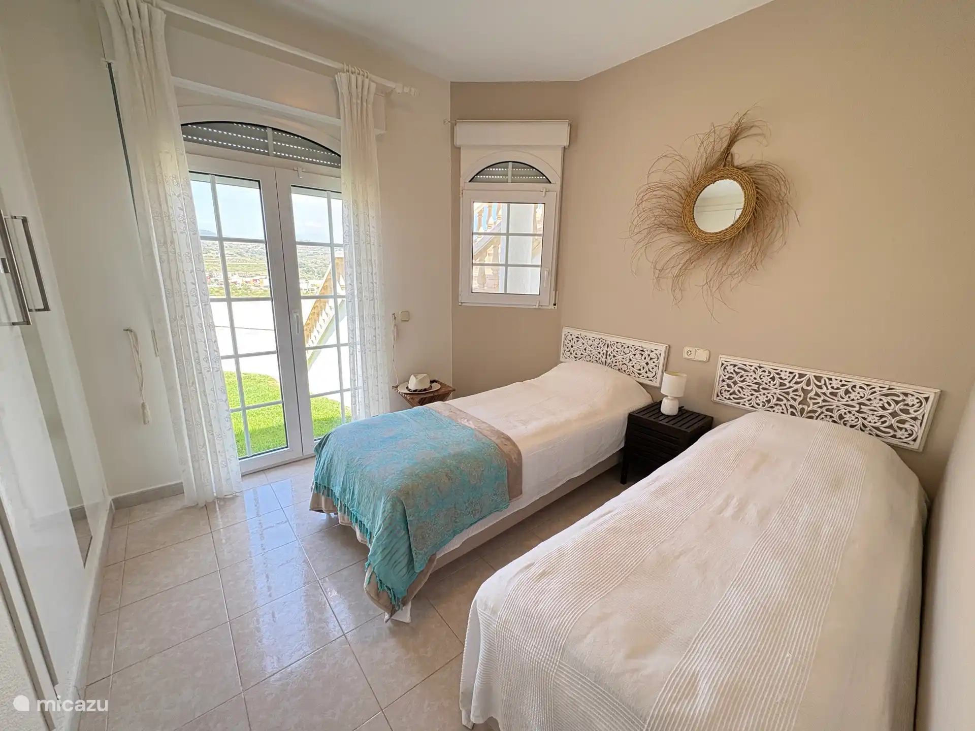 Segundo dormitorio con armario espacioso y puertas de patio,