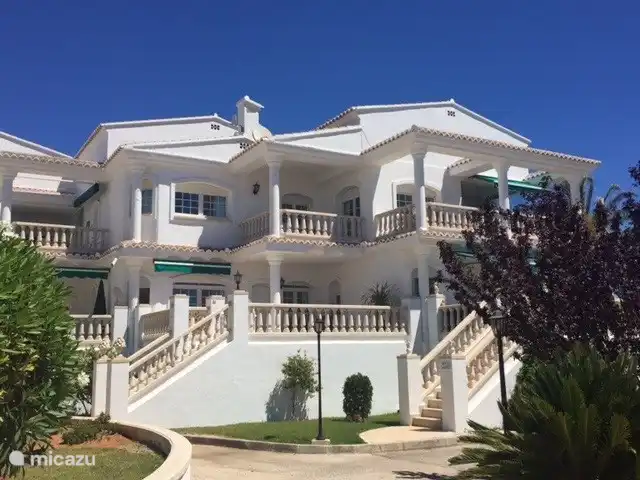 L’appartement est situé au rez-de-chaussée (l’entrée principale peut être entrée par un petit escalier <10 treden) van een kleinschalig park. In de verte uitzicht op zee. Op de foto is het appartement te zien met een zonnescherm.