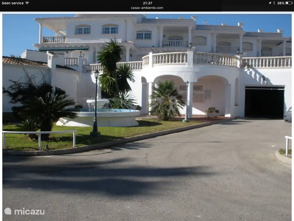 Les ensembles de golf ou les vélos peuvent être garés dans le parking couvert avec un espace de stockage fermé séparé