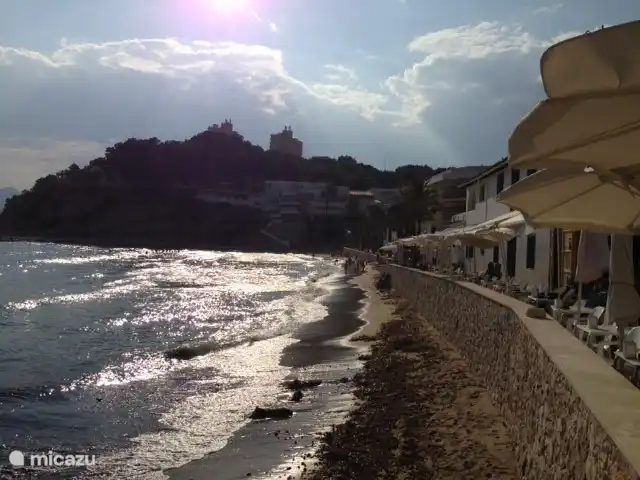 La baie d’El Portet est parfaite pour profiter du magnifique cadre tout en dégustant un verre de vin et des tapas 