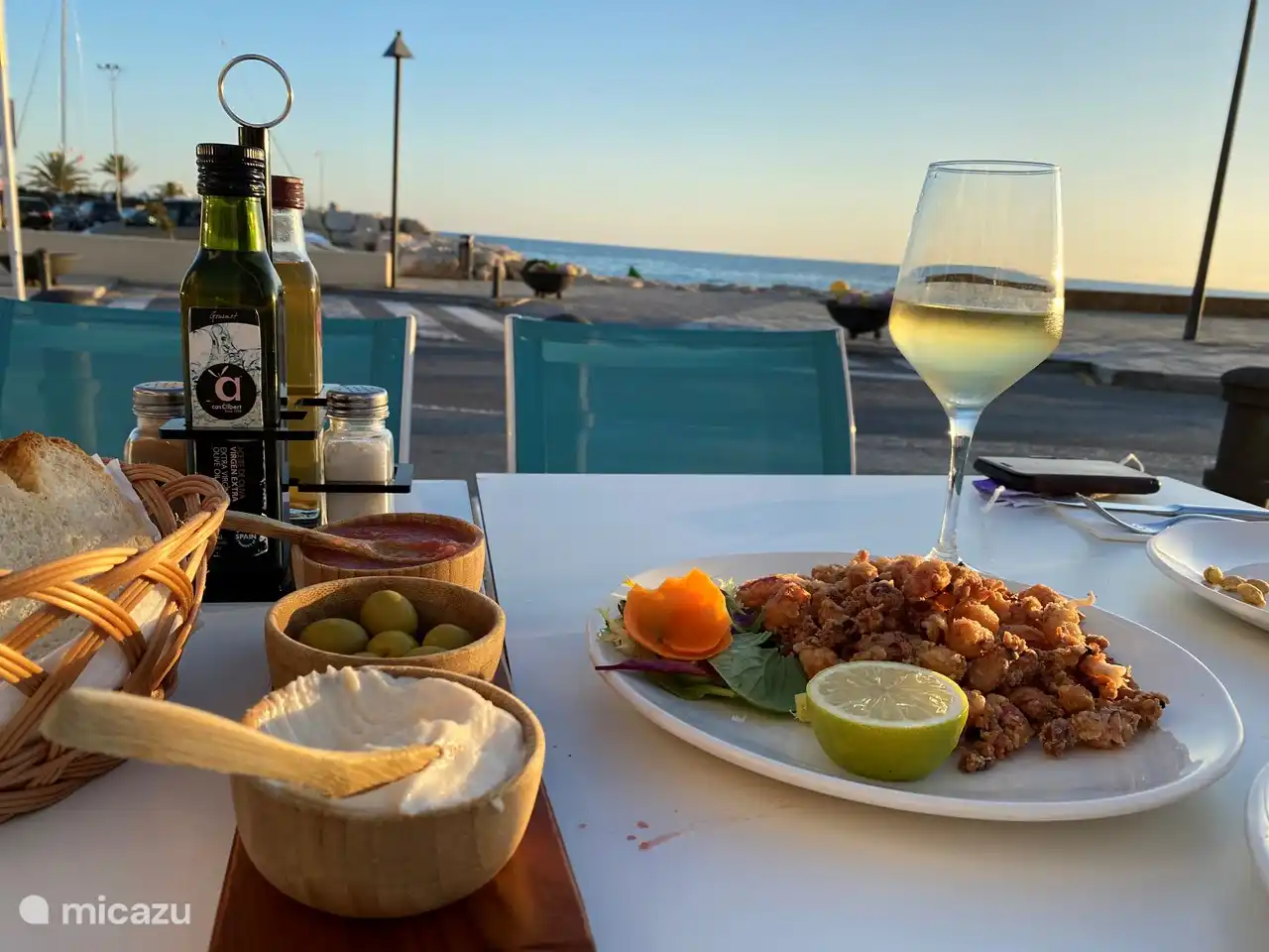 Chipirones et un Verdejo au soleil du soir à Moraira