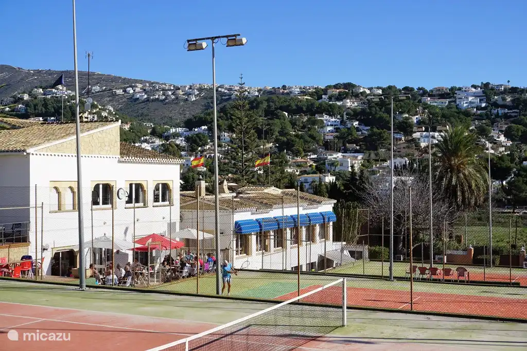 Un parc de tennis, des courts de padel, un minigolf et une aire de jeux sont accessibles à pied.
Et le restaurant
.
