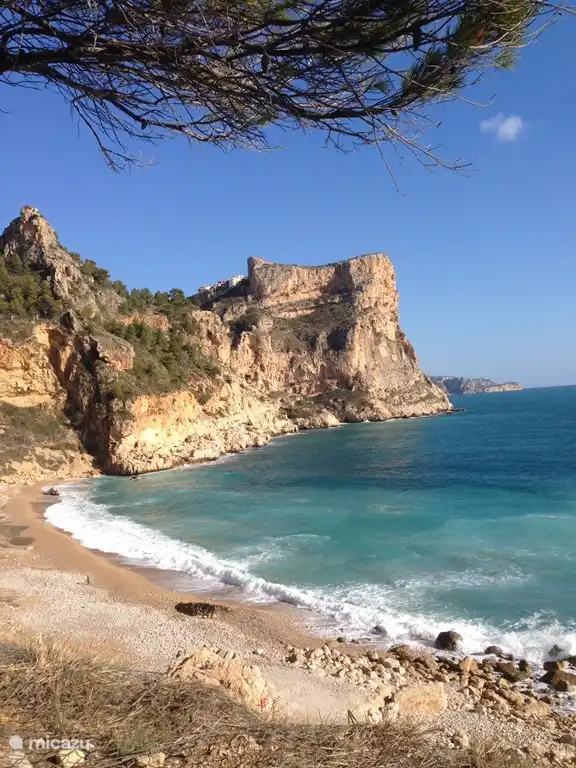 Belles baies de la région. Nombreux sentiers de randonnée balisés.