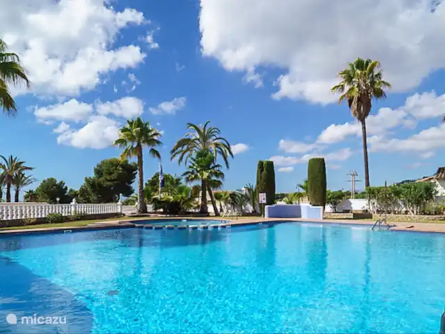 Casa Luz | Espagne, Costa Blanca, Moraira - appartement Une belle piscine partagée avec des transats.