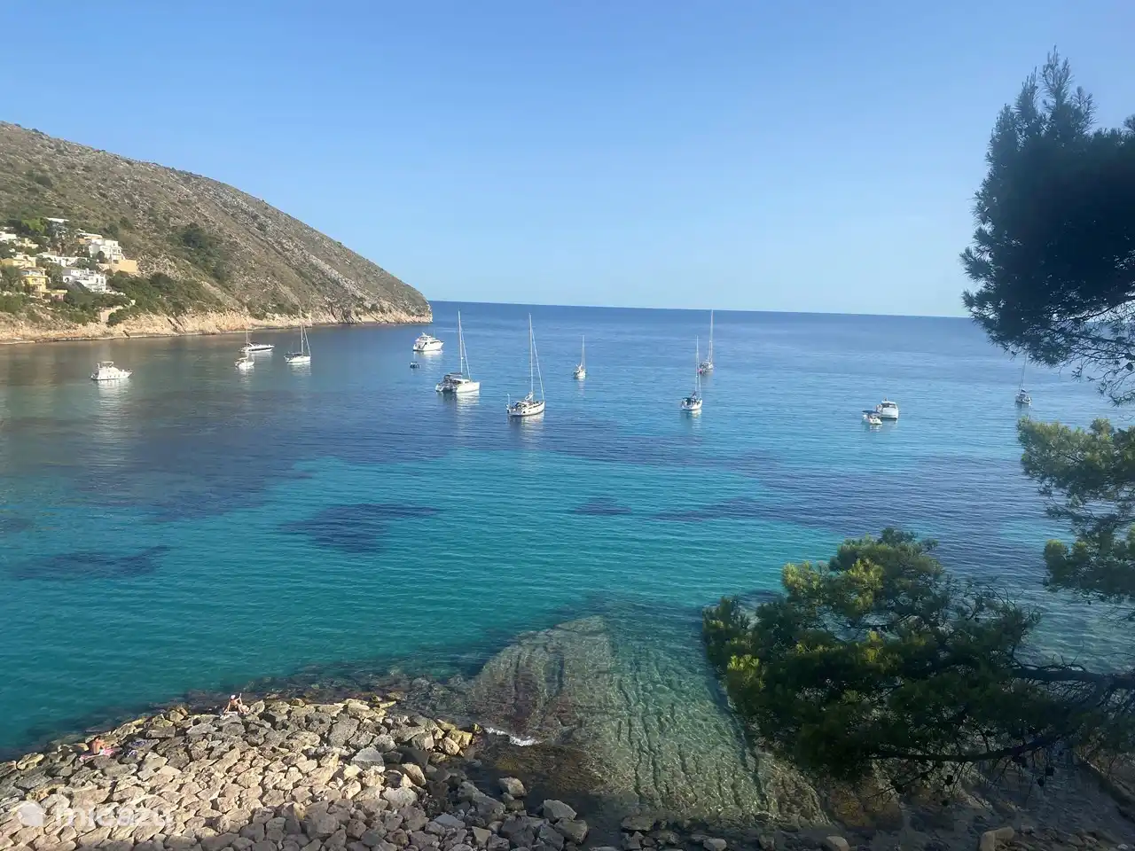El Portet, baie abritée avec terrasses sur l'eau.